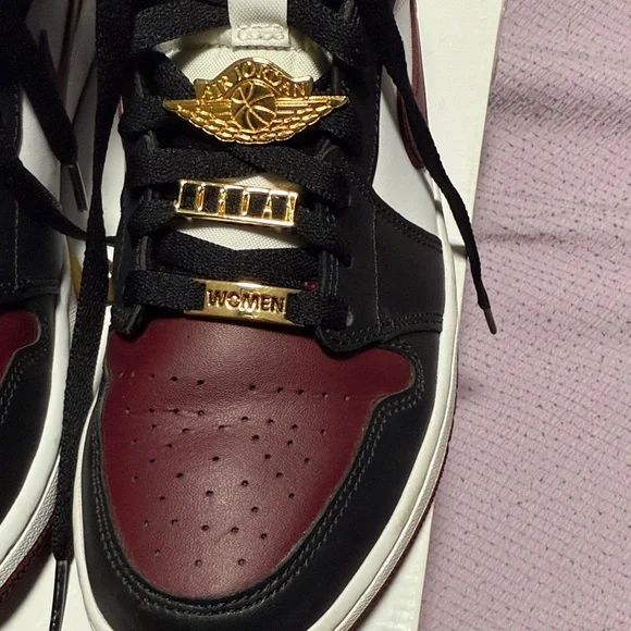 Women’s Air Jordan 1 Mid SE - Picture 2 of 13